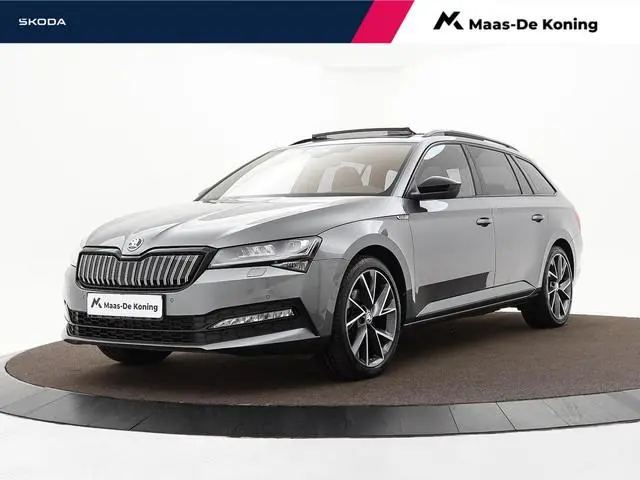 Skoda Superb Combi 1.4 TSI iV 218pk DSG Sportline Business · Panoramadak · 360 Camera · Inklap. Trek...