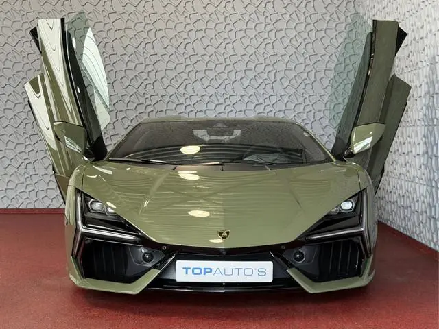 Lamborghini Revuelto