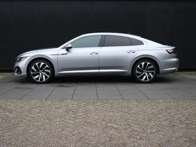 Volkswagen Arteon 1.4 TSI eHybrid R-Line Business+ | PANO-DAK | SOH 92,6% | TREKHAAK | CAMERA | HEAD...