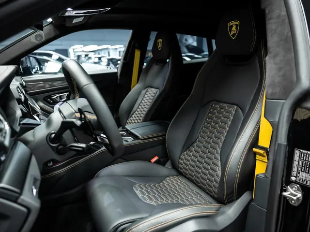 Lamborghini Urus 4.0 V8 S | Urus S | BTW | Akrapovic | Luchtvering | Geel stiksel pakket |