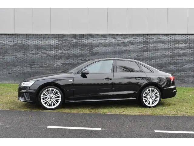 Audi A4 Limousine 35 TFSI S-line 2.0 Mild Hybrid S-line black-line Automaat Leder interieur