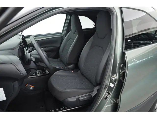 Toyota Aygo X 1.0 VVT-i MT Envy Rijklaar | Bi-Tone | JBL | Camera | Apple CarPlay | Navi | 18'' | Cl...