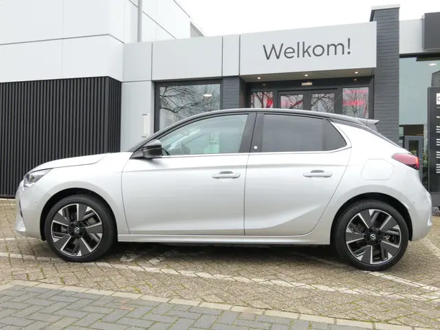 Opel Corsa-e Level 3 50 kWh 3 fase | LED Matrix | Groot Navigatie | Camera | 17" LMV