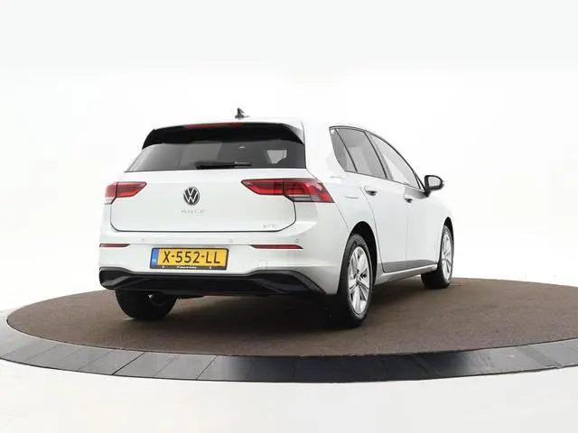 Volkswagen Golf 1.0 eTSI 110pk Life Business · Apple/Android Car Play · Navigatie · Sfeerverlichting...