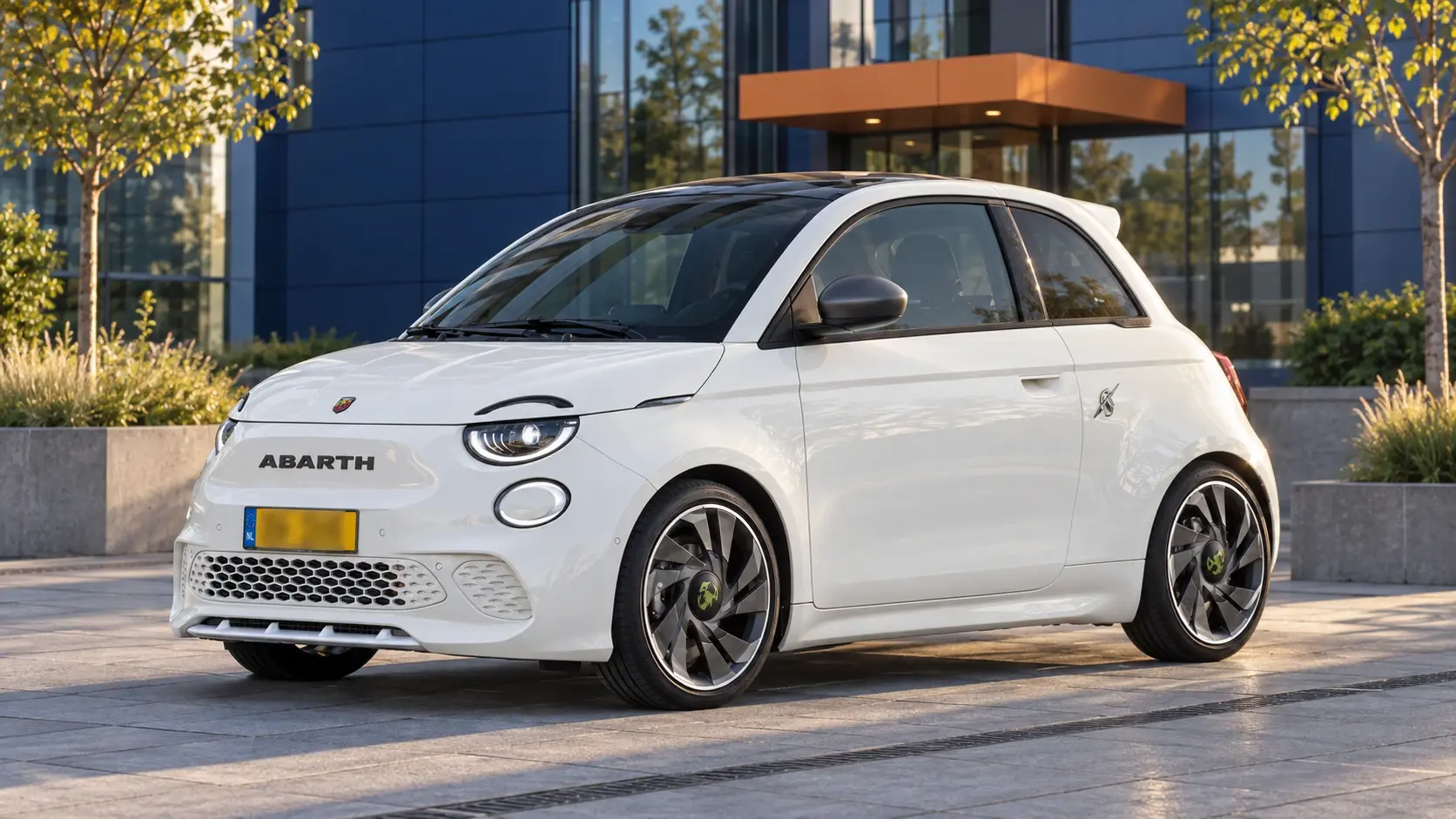 Witte Abarth 500e Turismo voorzijde