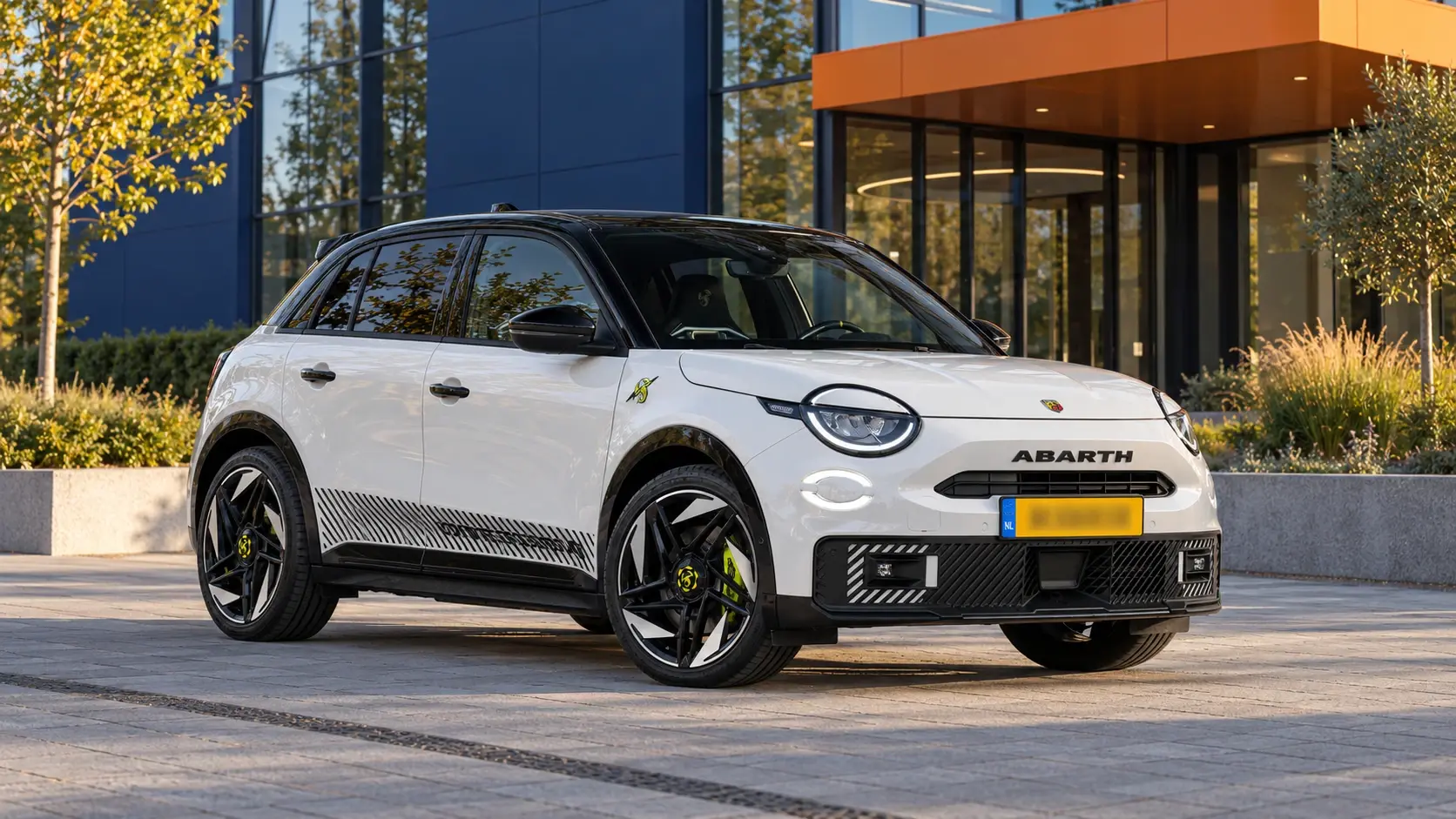 Witte Abarth 600e Competizione voorzijde