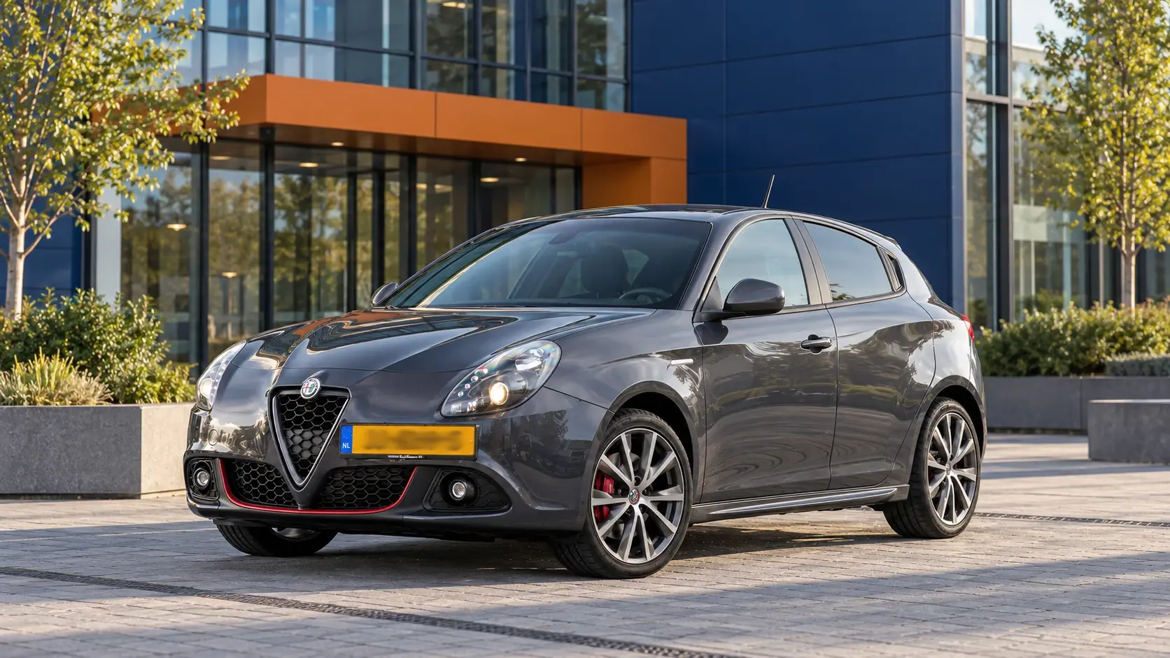Alfa Romeo Giulietta vijfdeurs hatchback met de facelift van 2016, schuin van voren