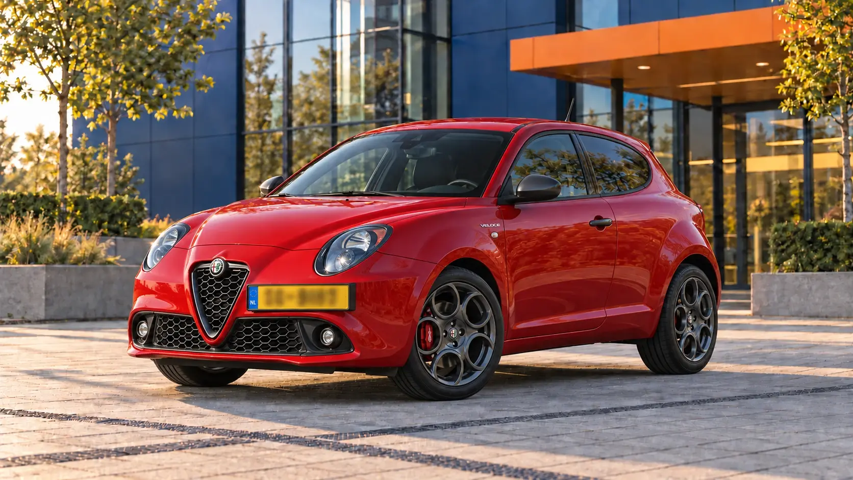 Rode Alfa Romeo MiTo Veloce van de laatste facelift, schuin van voren