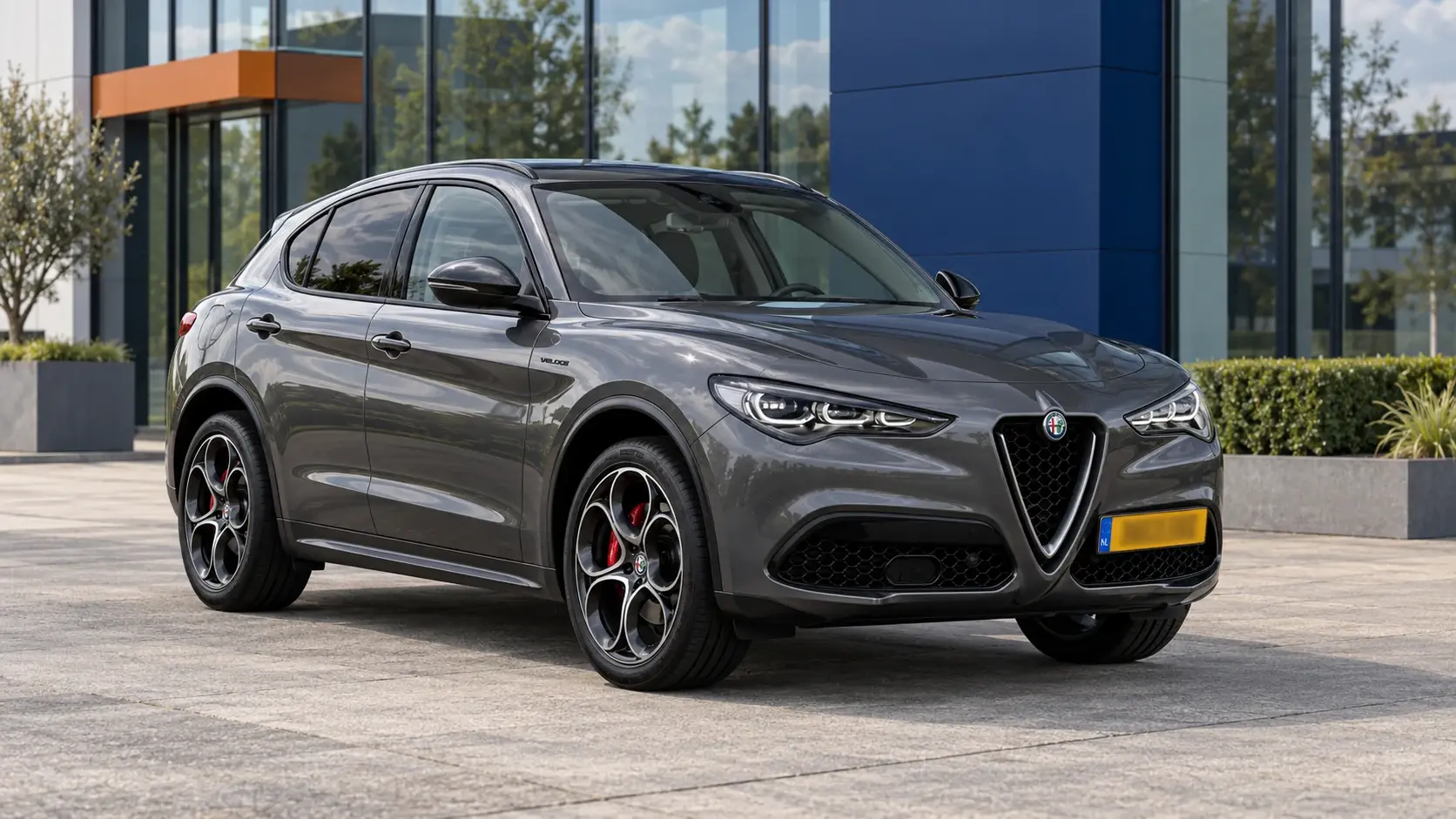 Grijze Alfa Romeo Stelvio Veloce voorzijde