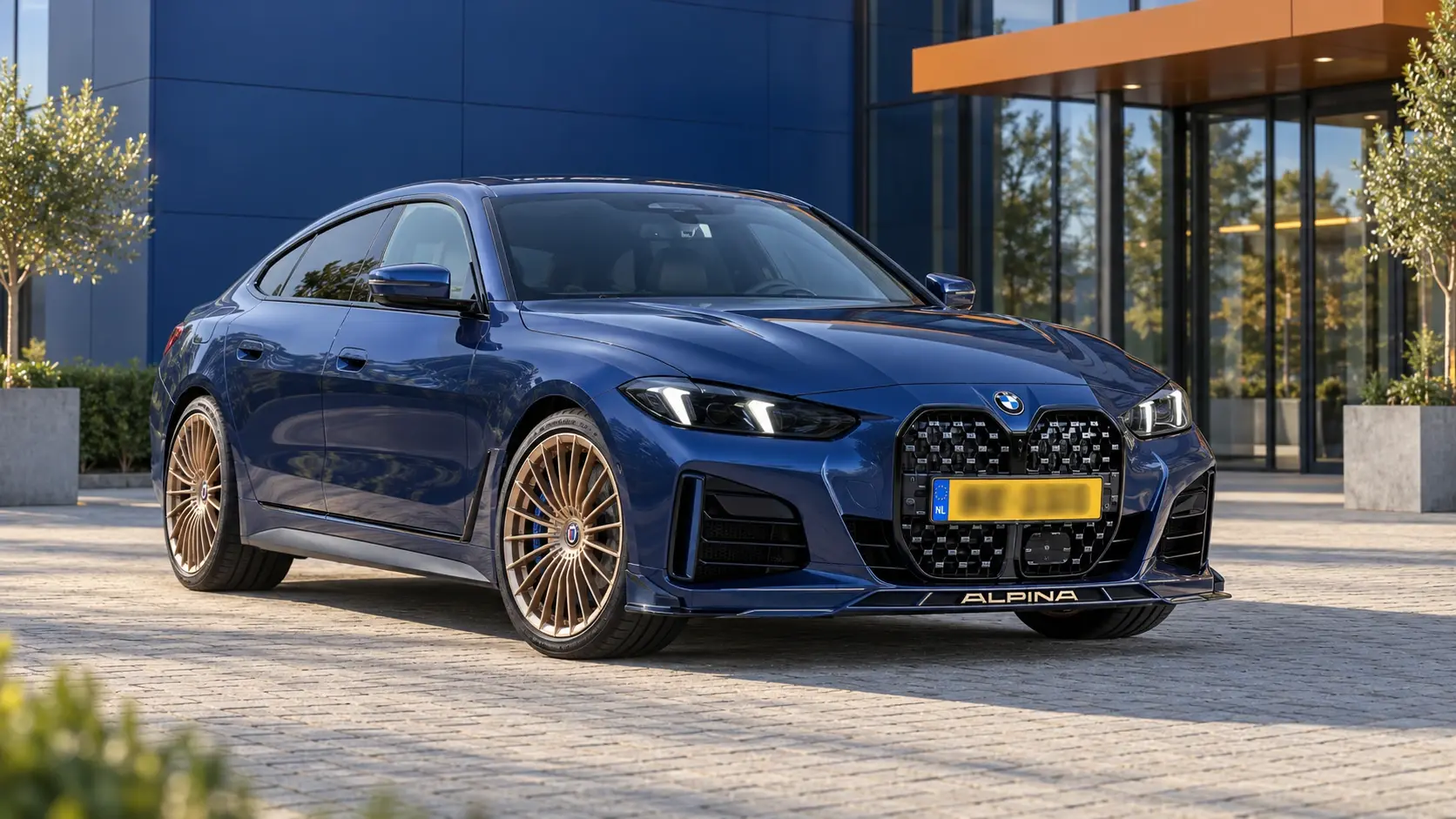Alpina B4 GT Gran Coupé van de G26-generatie in ALPINA Blue, schuin van voren