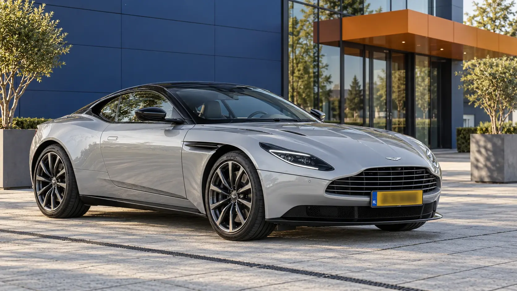 Grijze Aston Martin DB11 V8 Coupé, schuin van voren