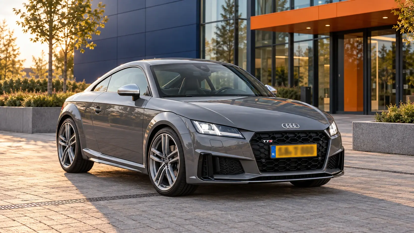 Grijze Audi TTS Coupé voorzijde