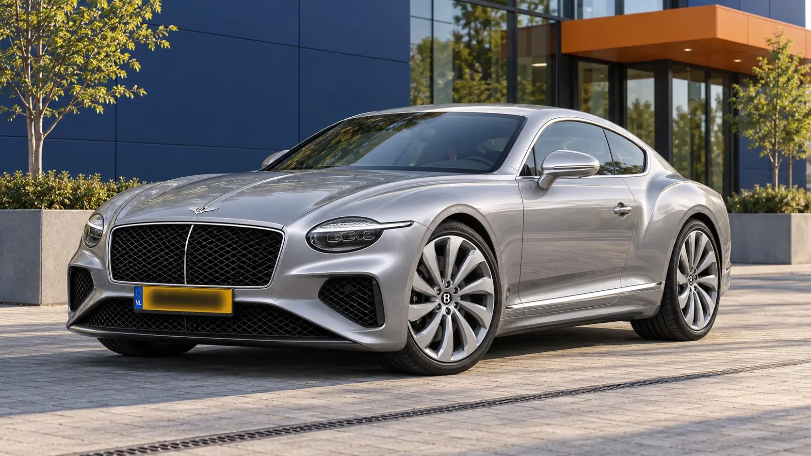 Zilvergrijze Bentley Continental GT Coupé van de vierde generatie, schuin van voren