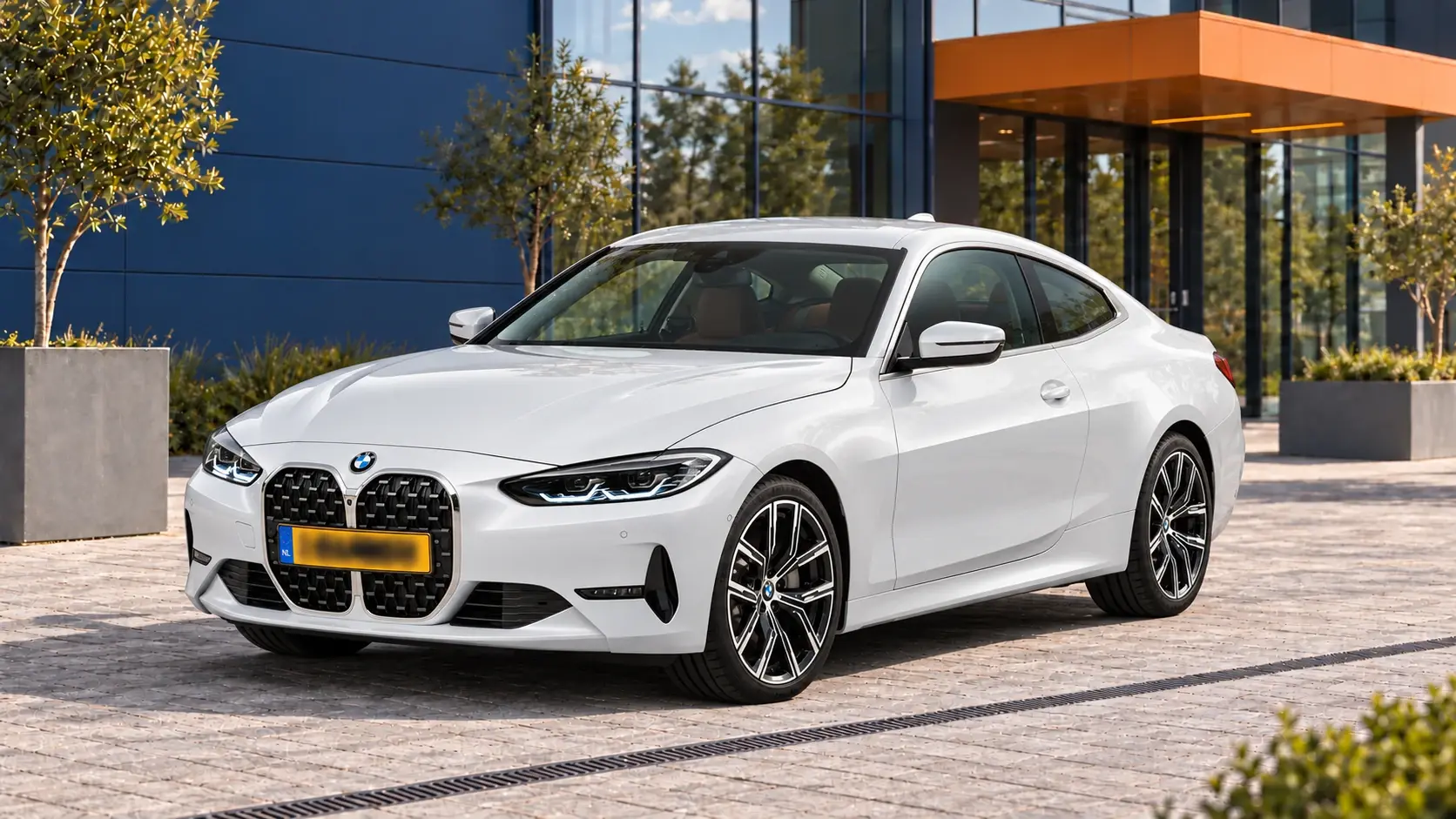 Witte BMW 430i Coupé van de G22-generatie, schuin van voren