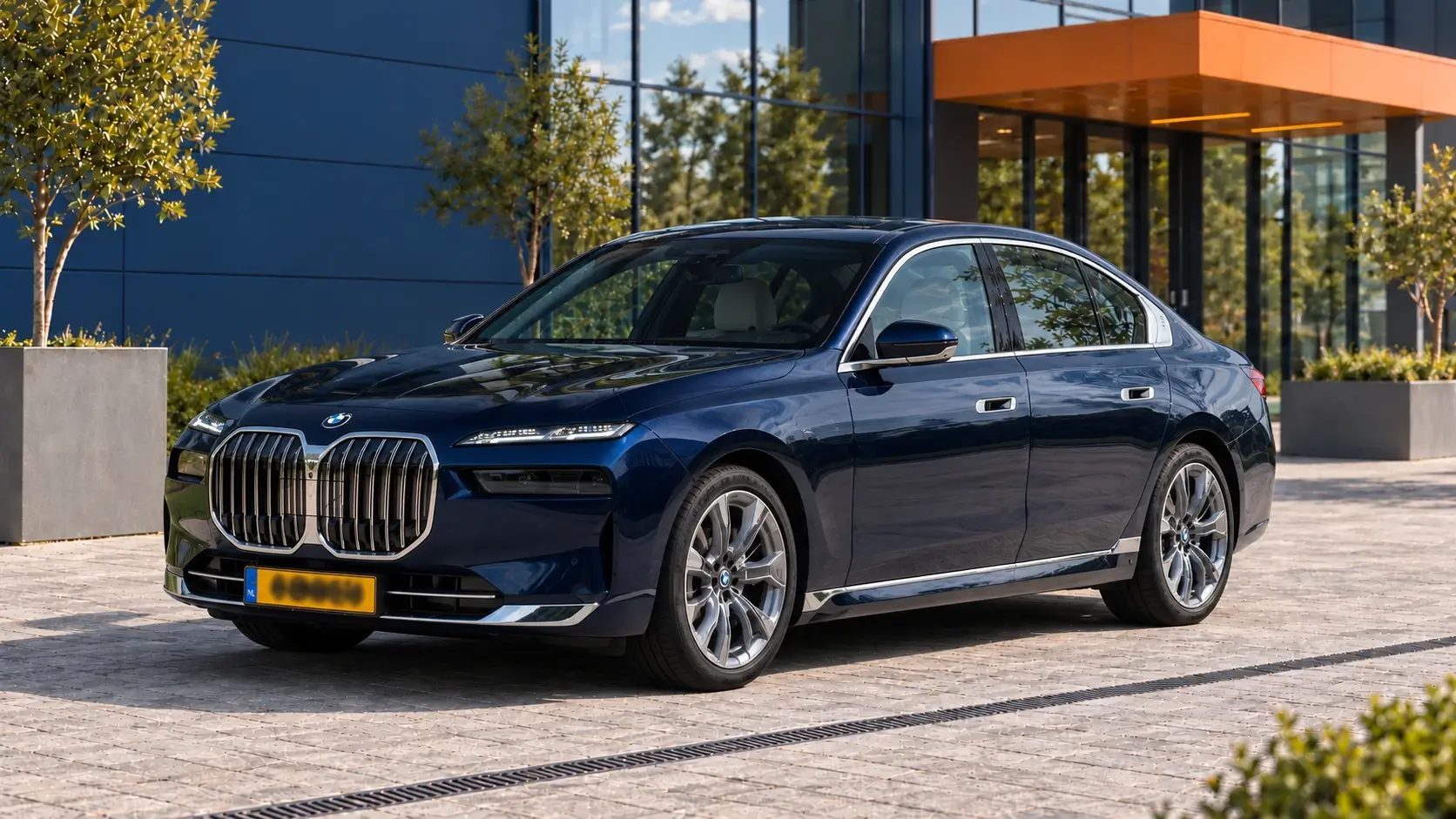 Blauwe BMW 740d xDrive Sedan van de oorspronkelijke G70-generatie, schuin van voren