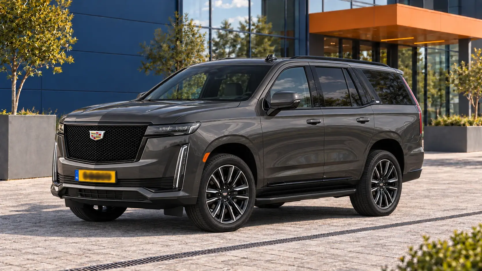 Donkergrijze Cadillac Escalade Sport van de vijfde generatie, schuin van voren