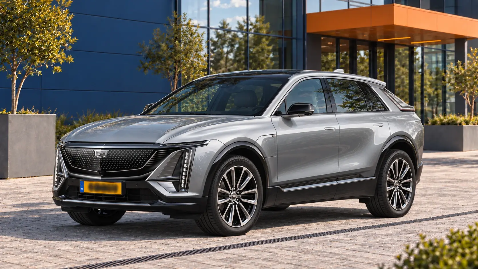 Zilveren Cadillac Lyriq Sport AWD in Argent Silver Metallic, schuin van voren