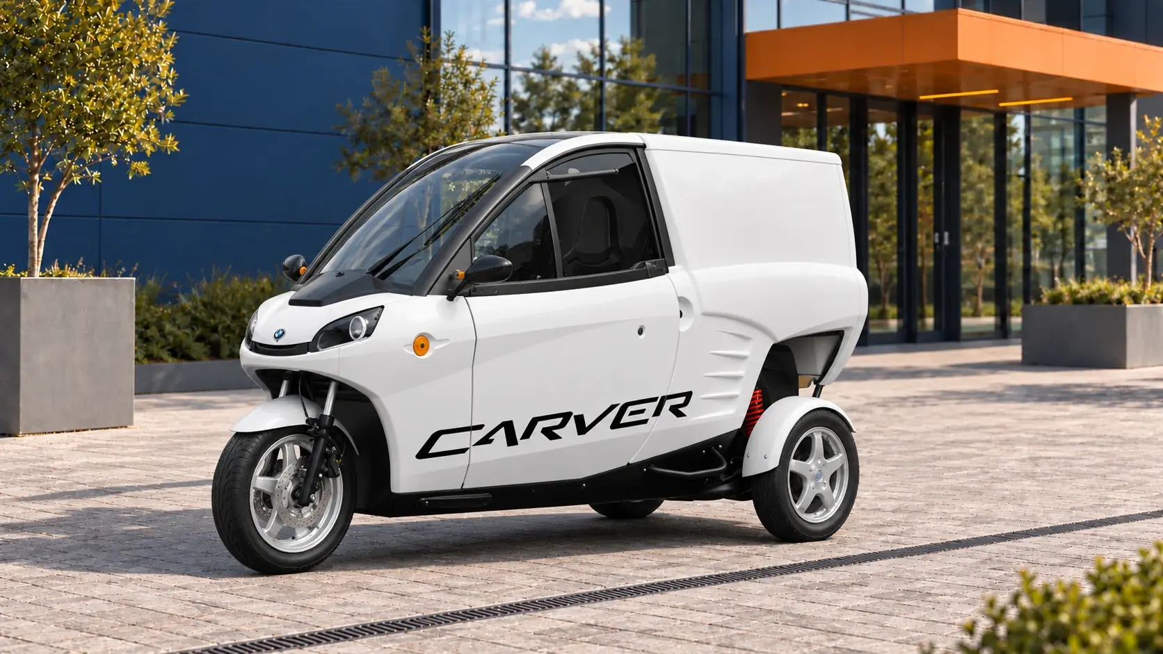 Witte Carver Cargo met afgesloten laadruimte, schuin van voren