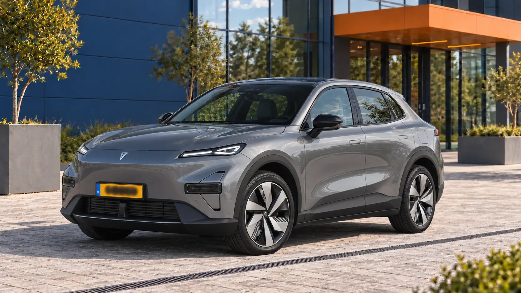 Grijze Changan Deepal S05 EV Max met achterwielaandrijving, schuin van voren