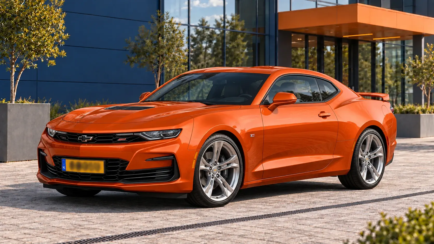 Oranje Chevrolet Camaro 2SS Coupé van de zesde generatie, schuin van voren