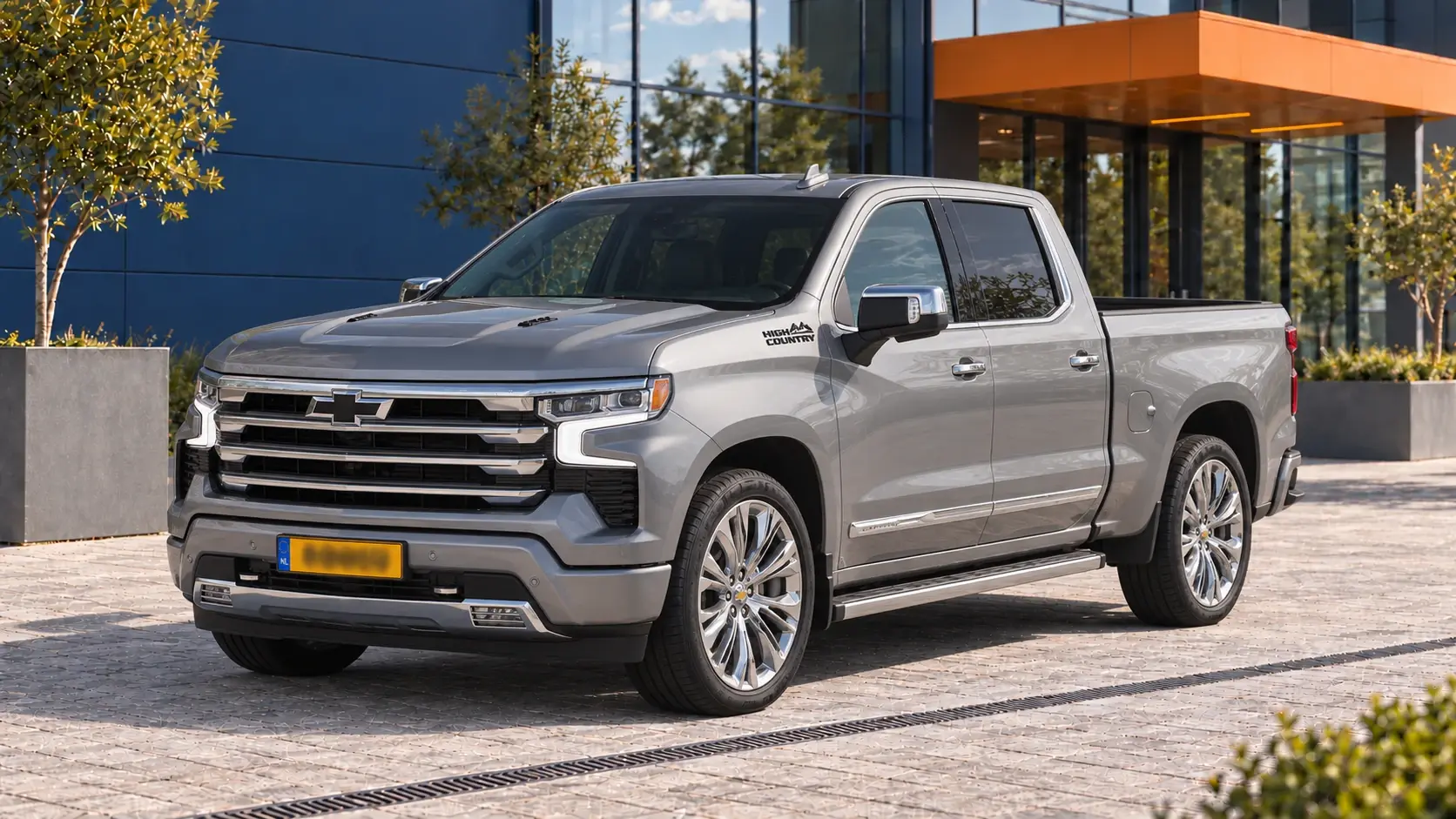 Grijze Chevrolet Silverado 1500 High Country Crew Cab, schuin van voren