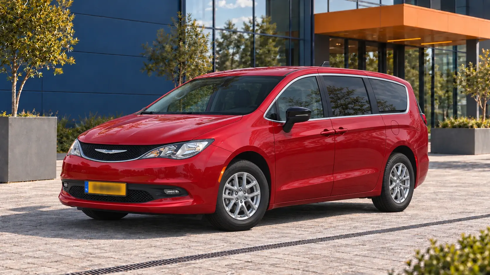 Rode Chrysler Voyager LX met de oorspronkelijke benzinecarrosserie, schuin van voren