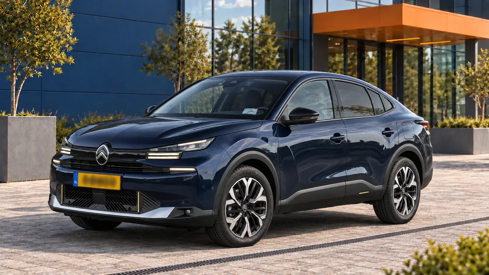 Donkerblauwe Citroën C4 X na de facelift, schuin van voren