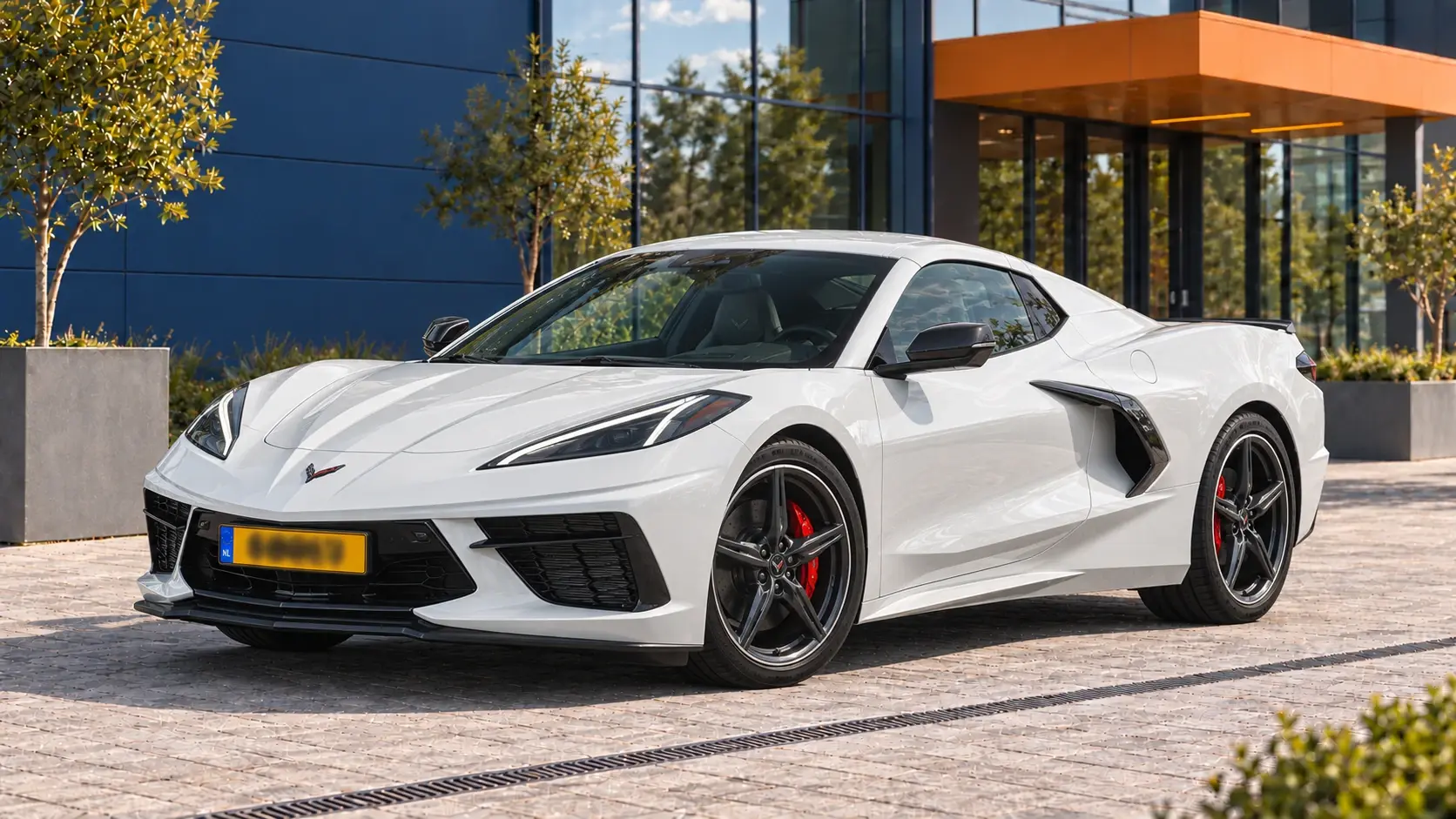 Witte Corvette C8 Stingray Convertible met gesloten kap, schuin van voren