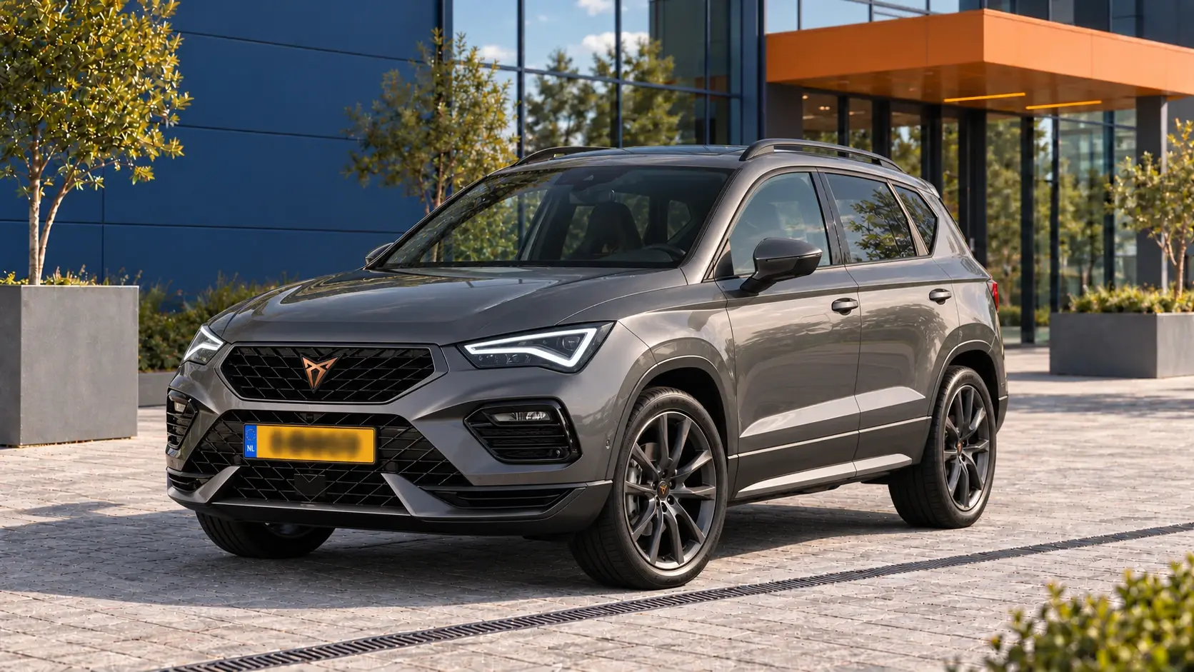 Grijze CUPRA Ateca facelift, schuin van voren
