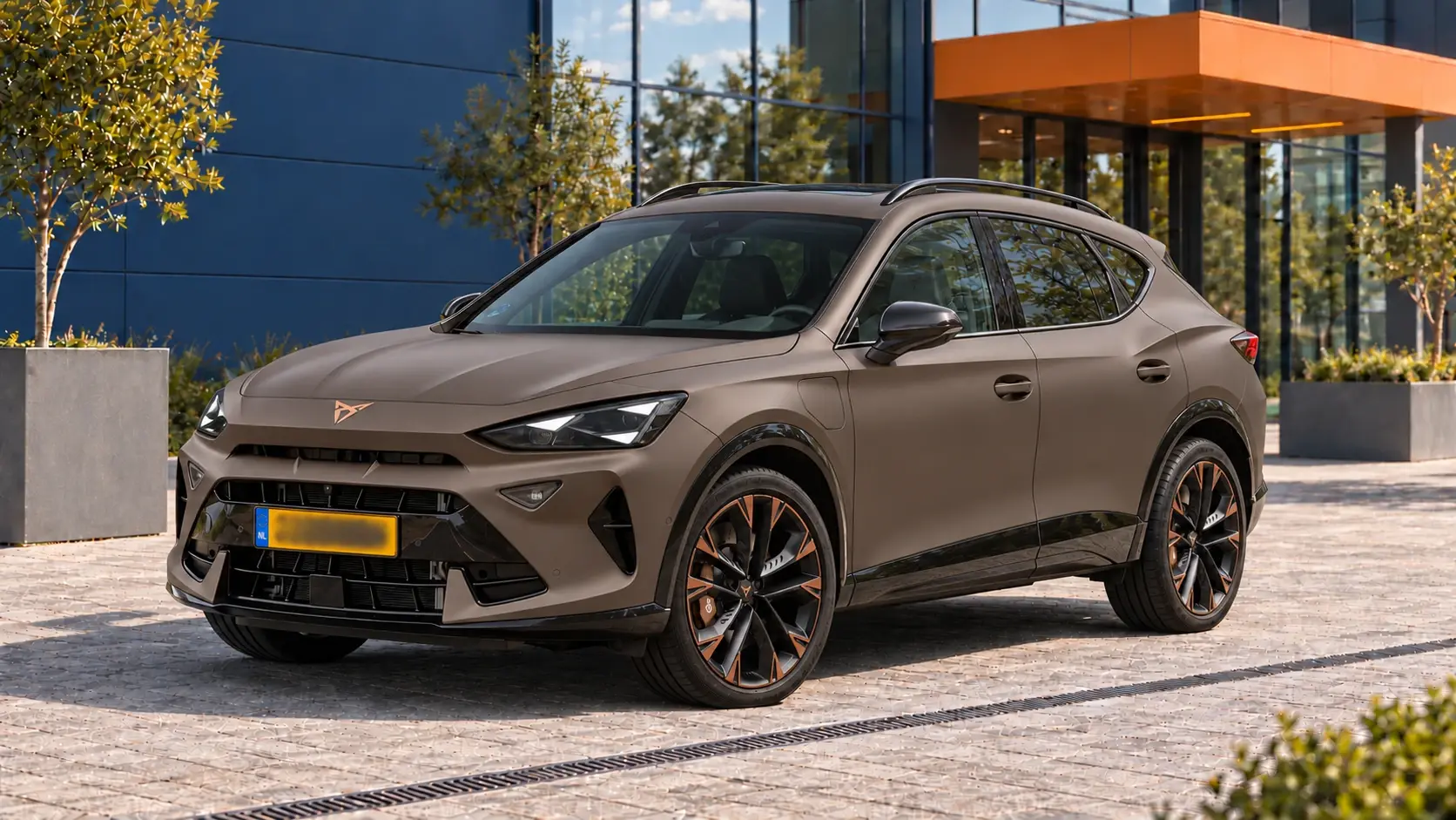 Bronzen CUPRA Formentor e-Hybrid na de facelift van 2024, schuin van voren