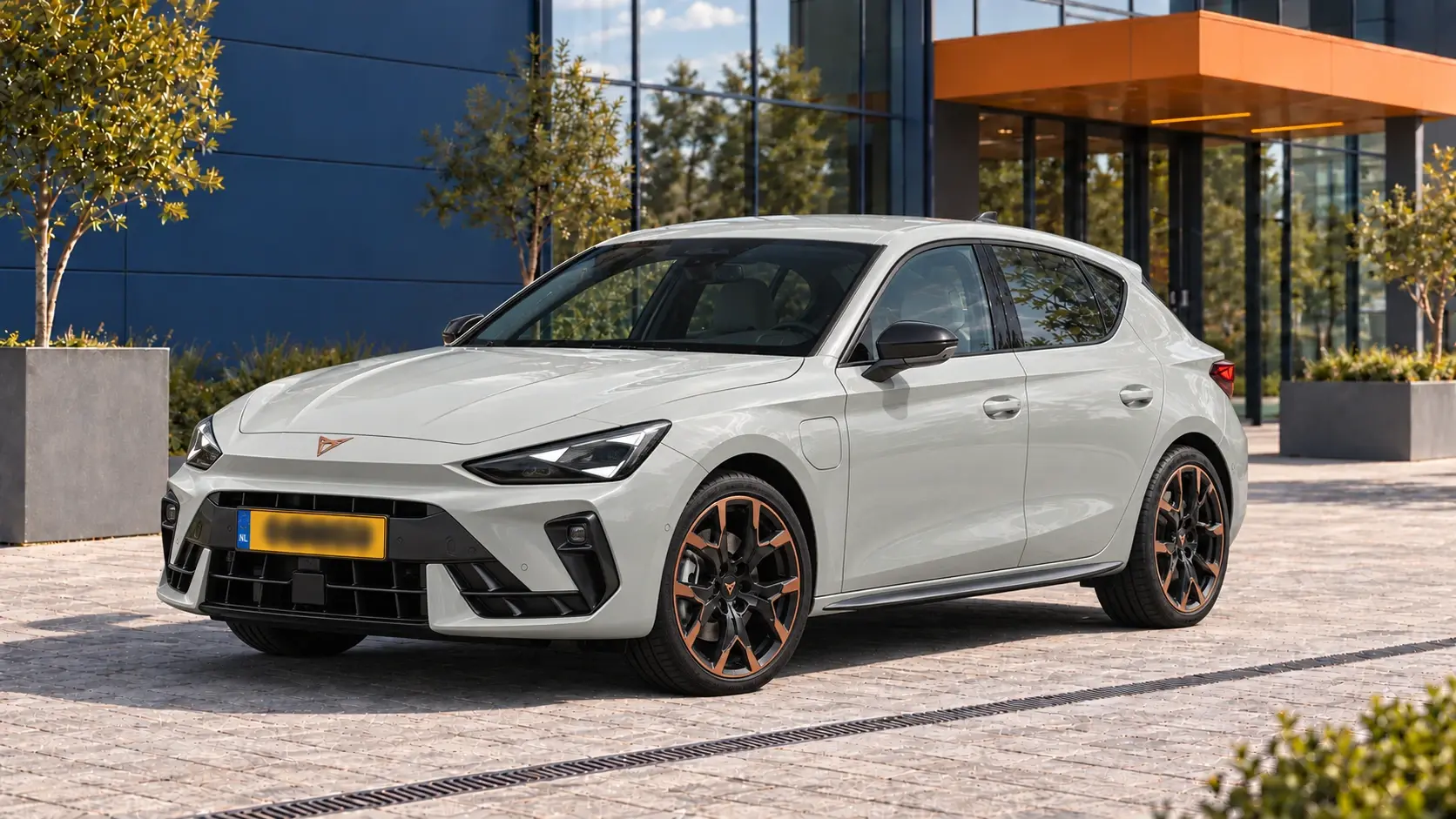 Lichtgrijze CUPRA Leon e-Hybrid vijfdeurs na de facelift van 2024, schuin van voren