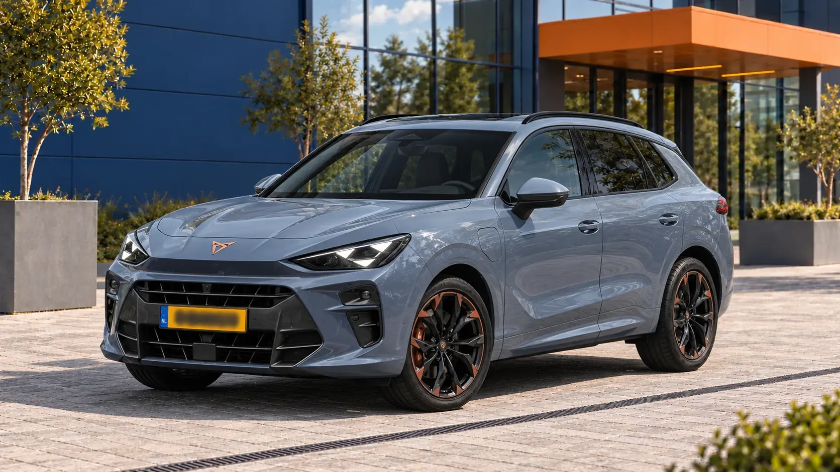 Grijsblauwe CUPRA Terramar, schuin van voren
