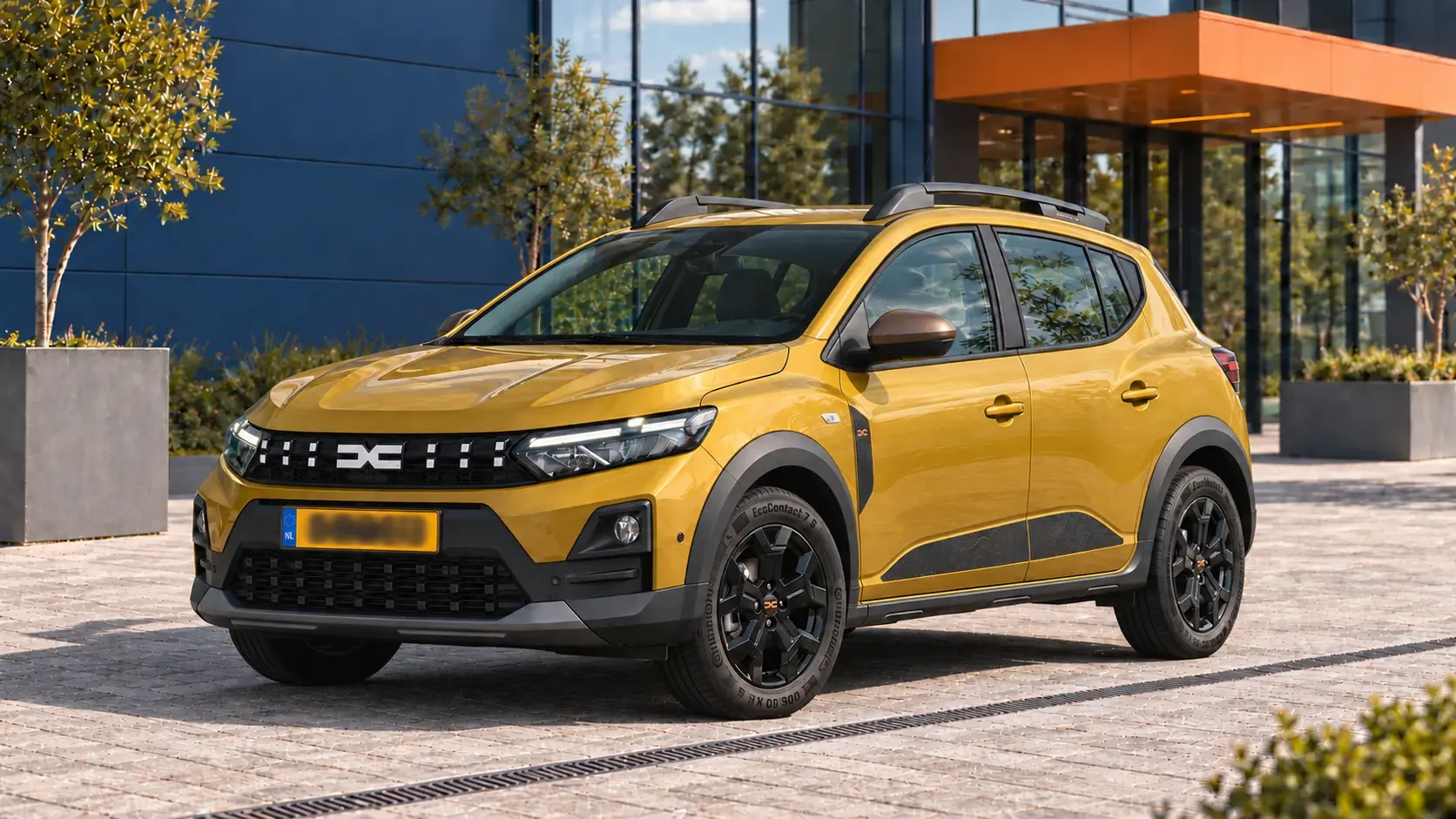 Gele vernieuwde Dacia Sandero Stepway, schuin van voren