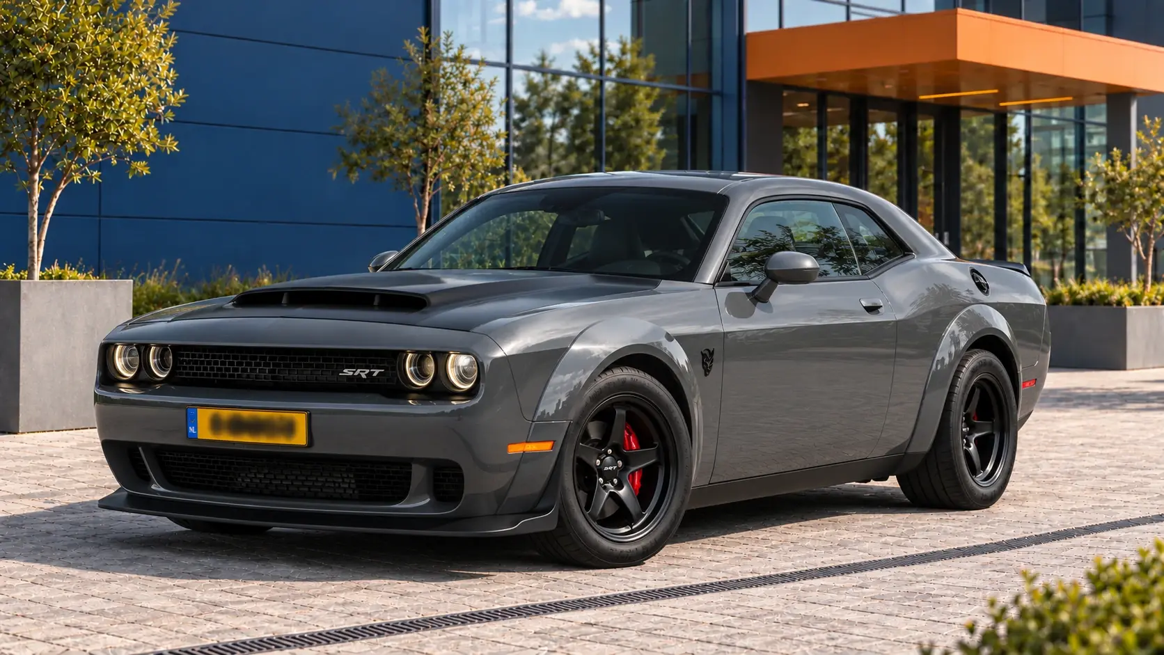 Grijze Dodge Challenger SRT Demon uit 2018, schuin van voren