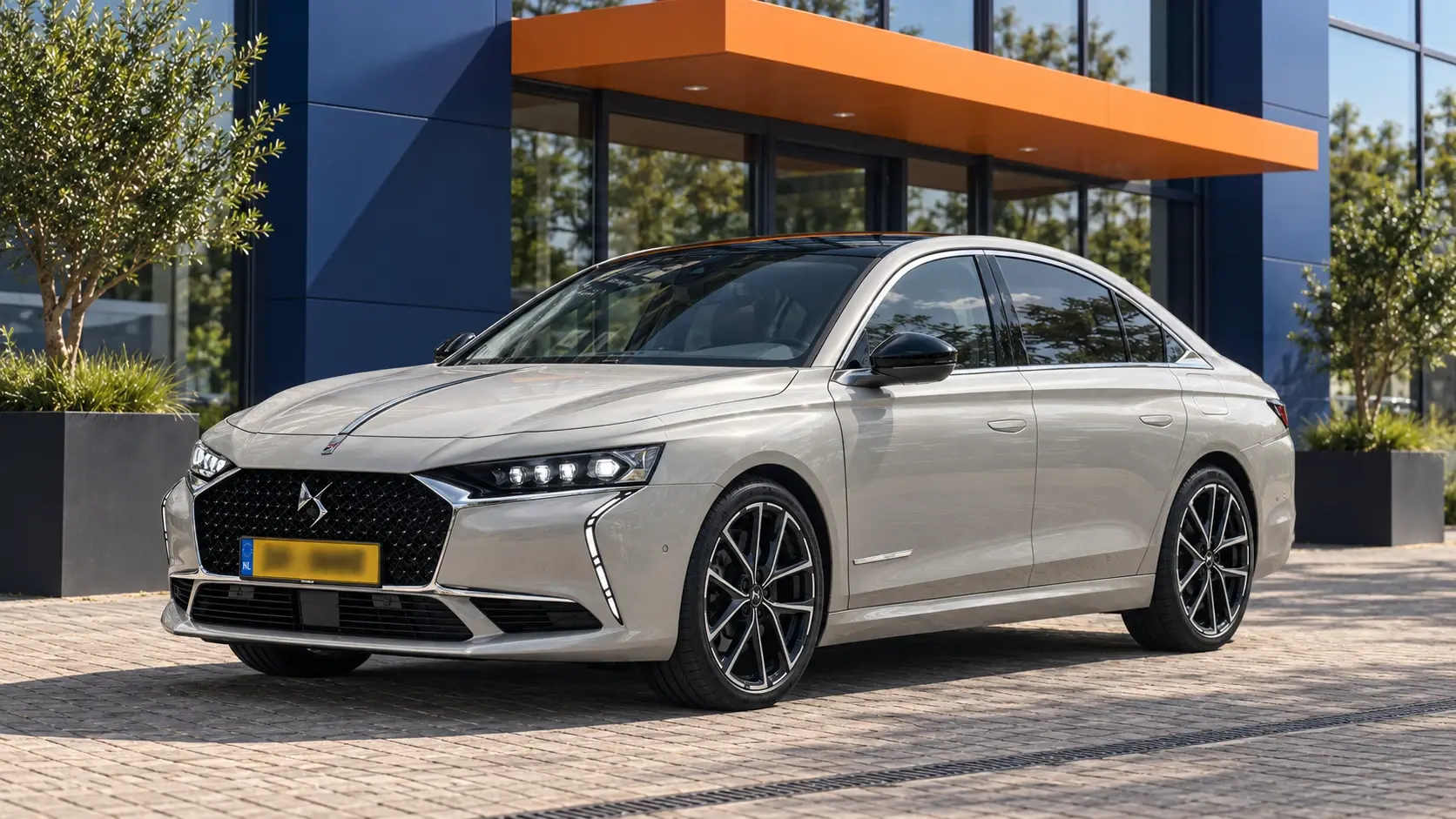 DS 9 kopen: lichtgrijze sedan