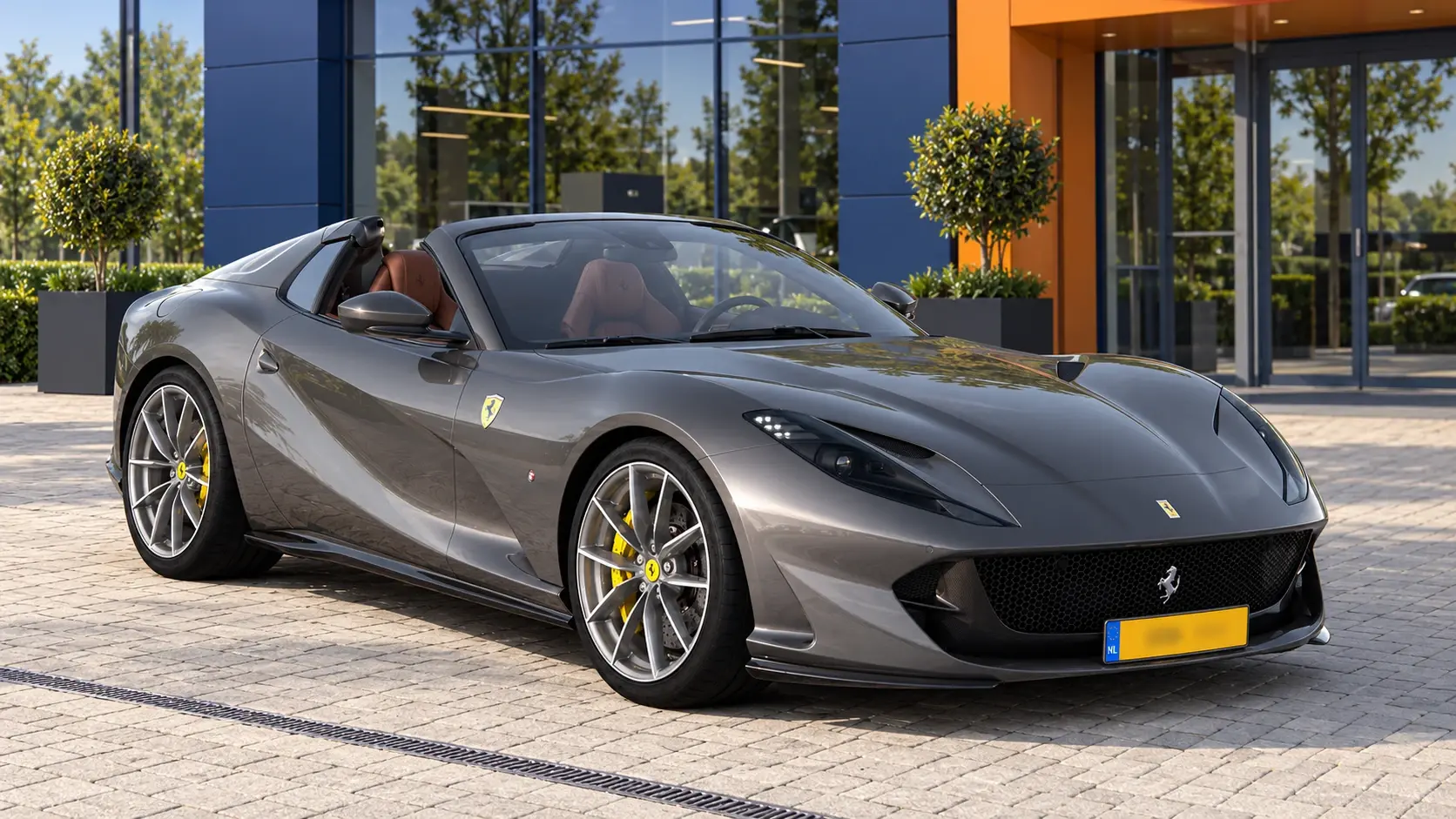 Ferrari 812 GTS kopen: grijze Spider