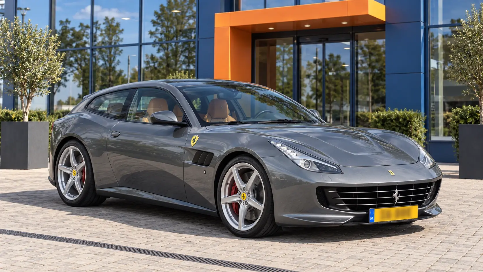 Ferrari GTC4Lusso kopen: grijze shooting brake