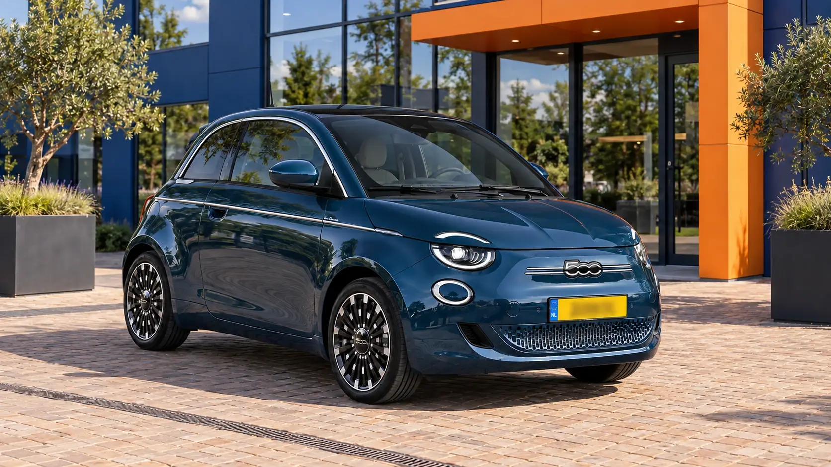 Fiat 500 kopen: blauwgroene elektrische hatchback