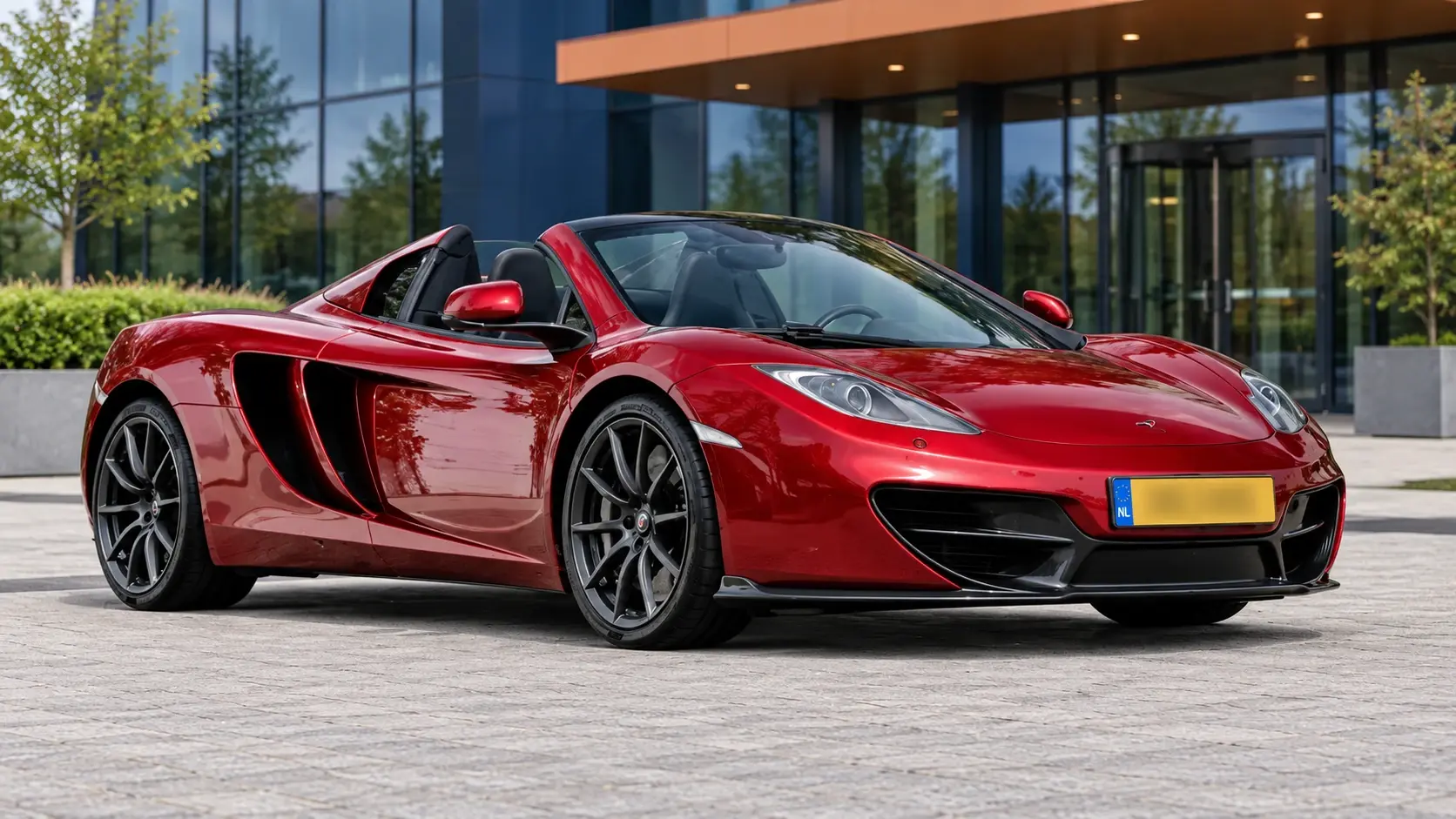 McLaren MP4-12C van voren
