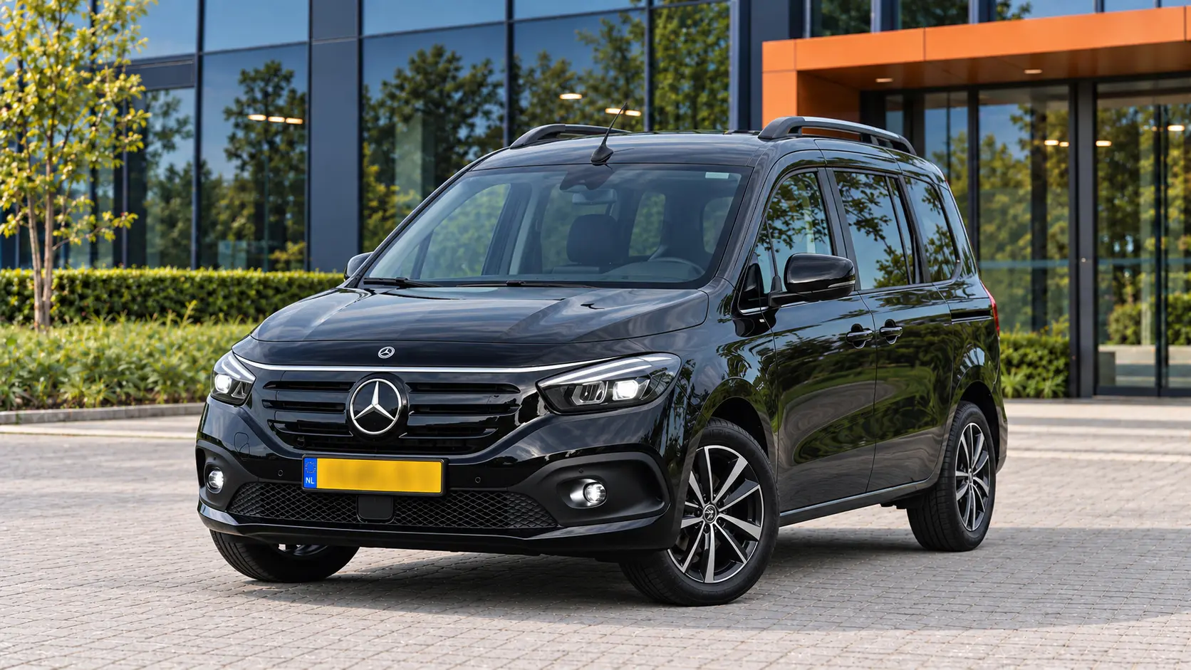 Mercedes-Benz EQT van voren