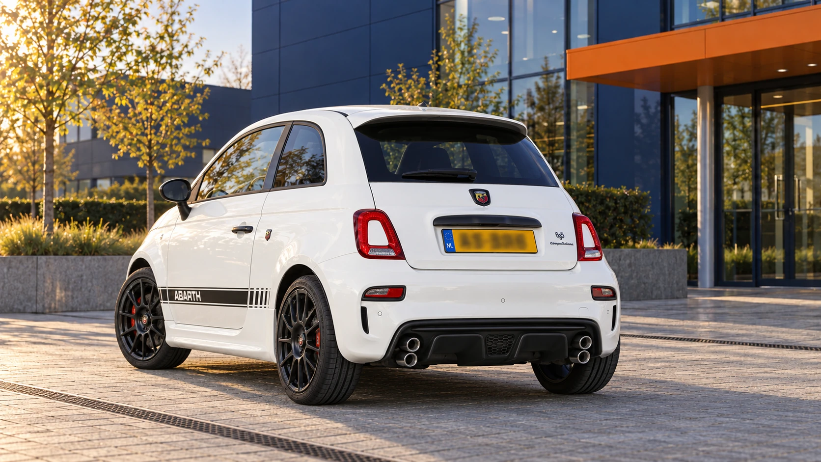 Witte Abarth 695 Competizione hatchback van achteren met vier verticaal gepaarde Record Monza Sovrapposto-uitlaateindstukken