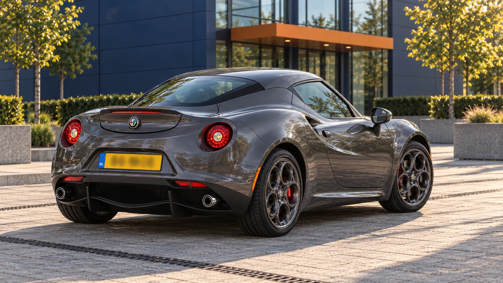 Grijze Alfa Romeo 4C Coup&eacute; van achteren met &eacute;&eacute;n ronde uitlaatpijp aan elke zijde
