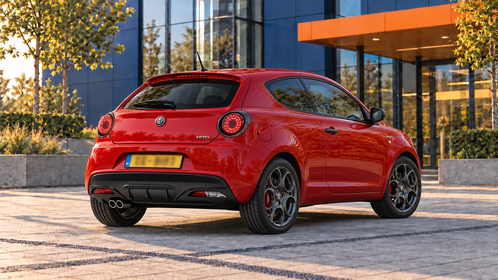 Rode Alfa Romeo MiTo Veloce van de laatste facelift met dubbel uitlaateindstuk, schuin van achteren