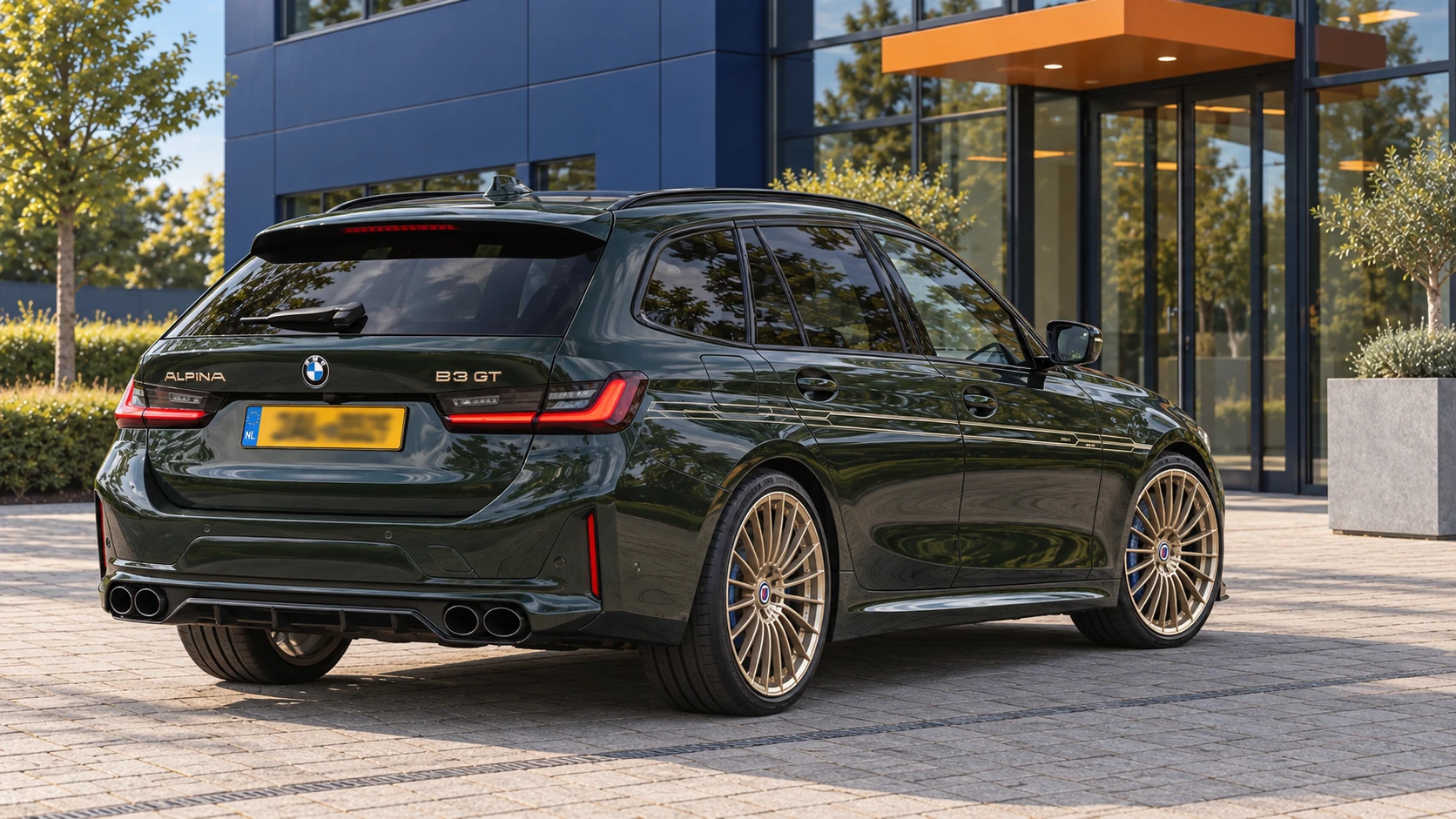 Alpina B3 GT Touring in Brewster Green van achteren met grote achterklep en vier uitlaatpijpen