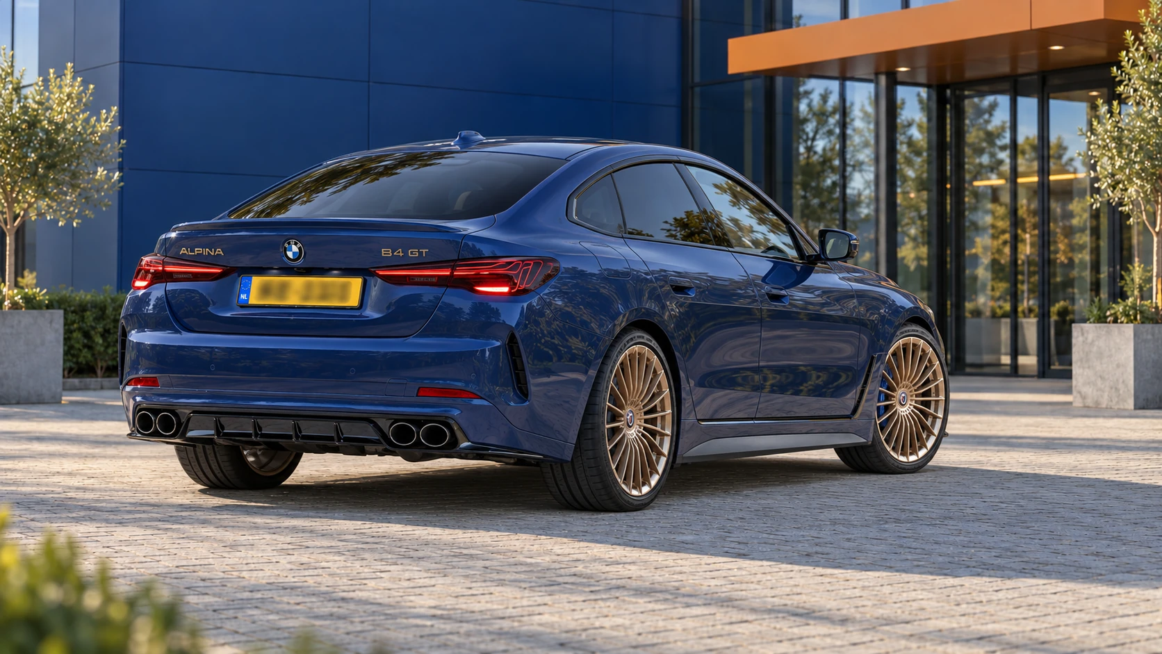 Alpina B4 GT Gran Coup&eacute; in ALPINA Blue van achteren met grote achterklep en vier uitlaatpijpen