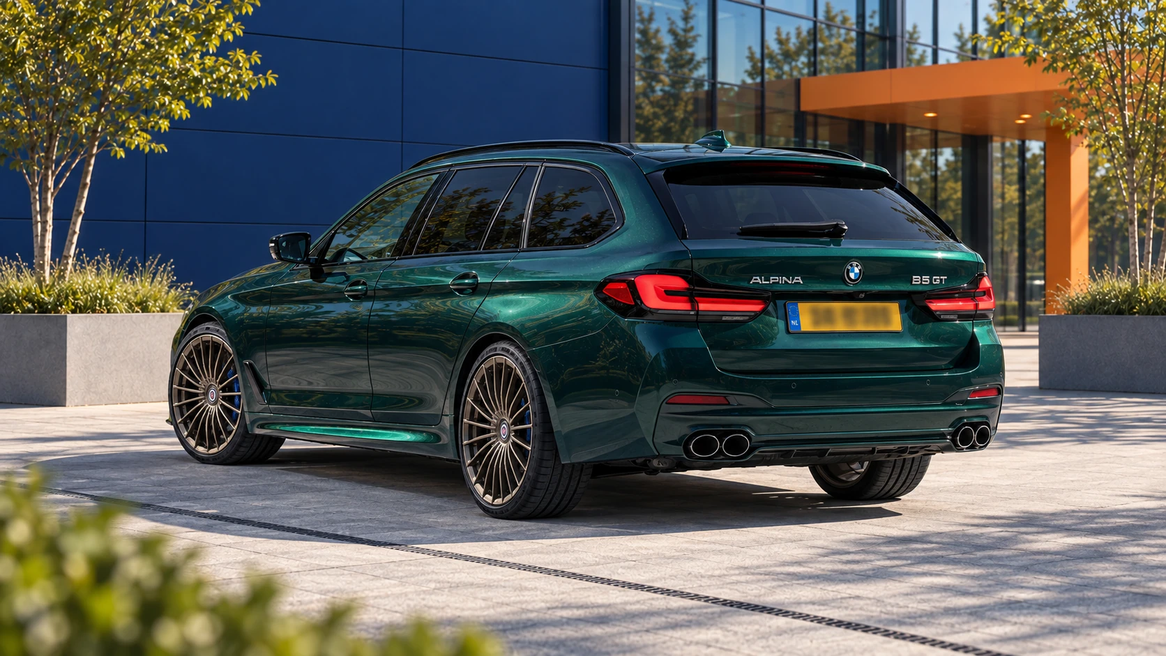 Alpina B5 GT Touring in ALPINA Green van achteren met grote achterklep en vier uitlaatpijpen