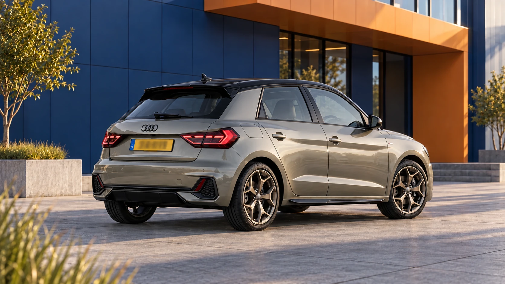 Grijze Audi A1 Sportback met zwart dak, gezien vanaf de achterzijde