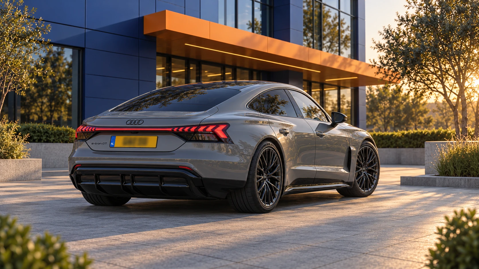 Achterzijde van een grijze vernieuwde Audi e-tron GT quattro vanaf 2025 met doorlopende lichtstrip