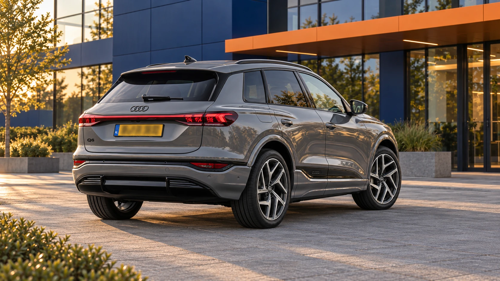Grijze Audi Q6 e-tron van de eerste PPE-generatie vanaf 2024, gewone SUV schuin van achteren