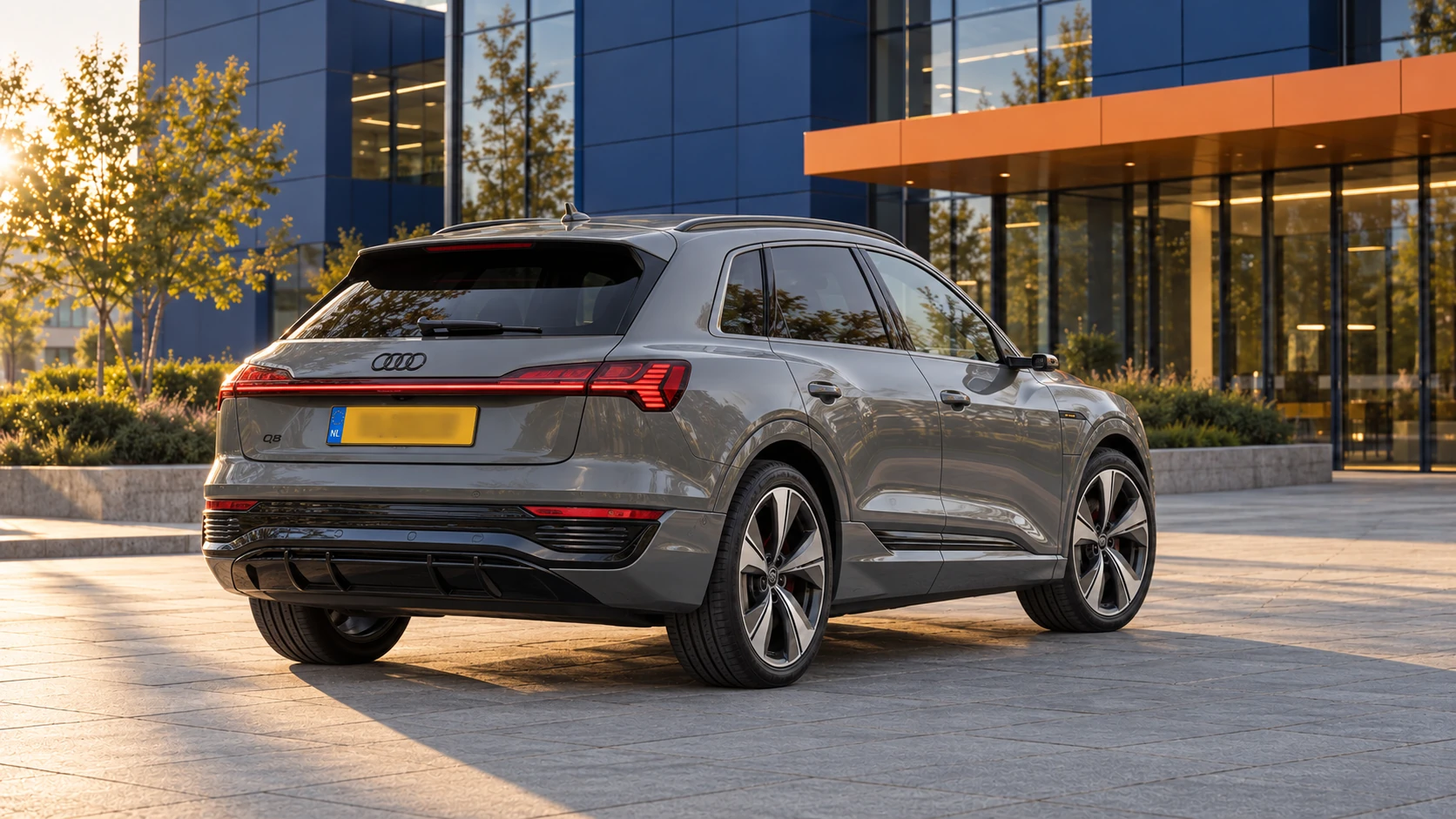 Grijze Audi Q8 e-tron facelift vanaf 2023, gewone elektrische SUV schuin van achteren